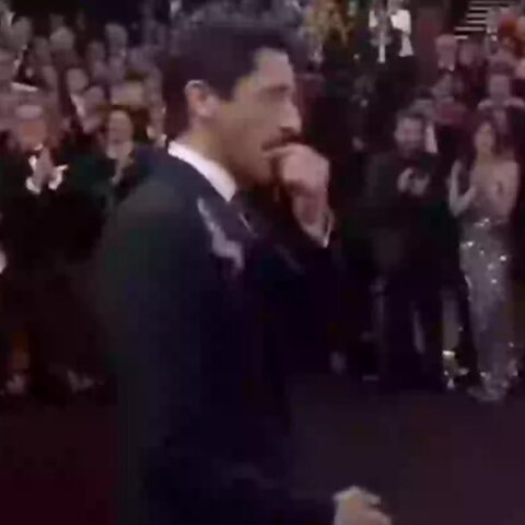 Η στιγμή που ο Έντριαν Μπρόντι φτύνει την τσιχλίτσα του 