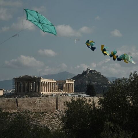 Καιρός: Καθαρά Δευτέρα με ενισχυμένους ανέμους, τοπικές βροχές και πτώση της θερμοκρασίας - Αναλυτική πρόγνωση από την ΕΜΥ