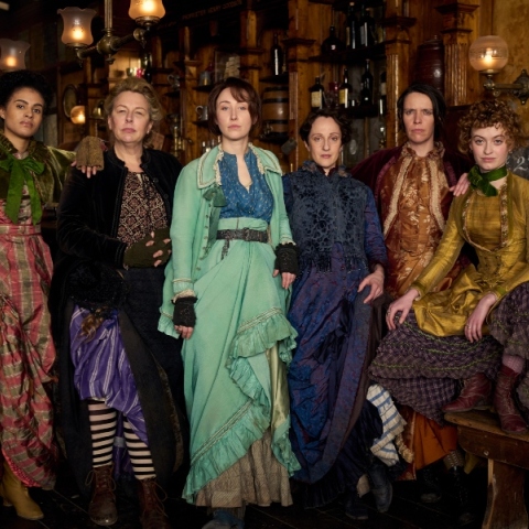 A Thousand Blows: Εντυπώσεις από τη νέα τηλεοπτική σειρά που σκηνοθετεί ο Steven Knight, δημιουργός του Peaky Blinders.