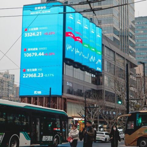 Η Κίνα και ο Καναδάς προχωρούν σε αντίποινα μετά την έναρξη ισχύος των εμπορικών δασμών του Ντόναλντ Τραμπ - Πέφτουν οι αγορές.