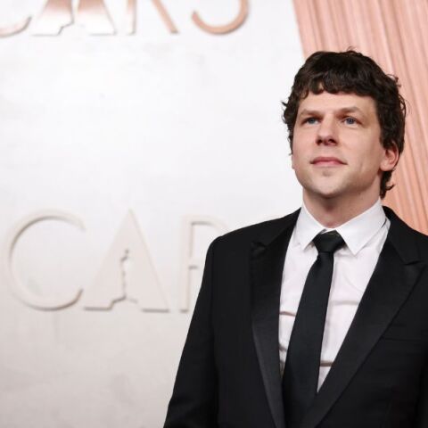 Ο Αμερικανός ηθοποιός Τζέσι Άιζενμπεργκ αποκτά πολωνική υπηκοότητα - Η ταινία του για το Ολοκαύτωμα βραβεύτηκε στα Όσκαρ 2025. 