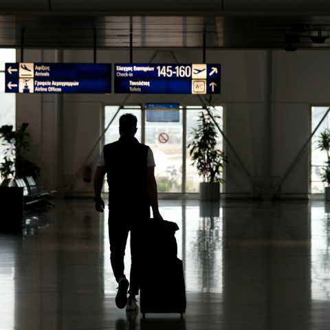Άτομο με βαλίτσα στο αεροδρόμιο Ελευθέριος Βενιζέλος