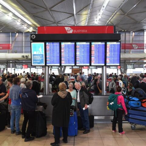 Αυστραλία: Ένας ένοπλος 17χρονος επιβιβάστηκε σε αεροσκάφος, επιβάτες τον ακινητοποίησαν - Τέθηκε υπό κράτηση - Φαίνεται πως ενήργησε μόνος