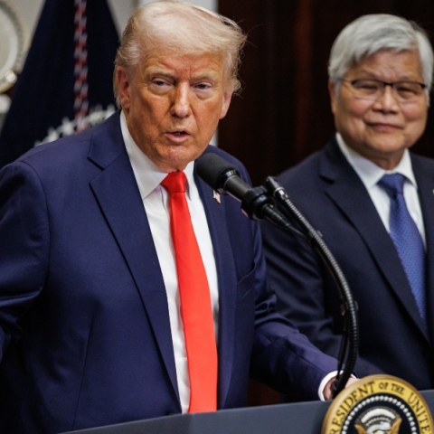 Ο Ντόναλντ Τραμπ, η COSCO και εμείς