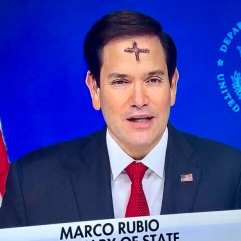 O Μάρκο Ρούμπιο εμφανίστηκε σε συνέντευξη με έναν σταυρό ζωγραφισμένο στο μέτωπό του