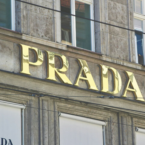 1,5 δισ. ευρώ προσφέρει ο ιταλικός οίκος Prada για την εξαγορά του εισηγμένου στο χρηματιστήριο της Νέας Υόρκης οίκου Versace.