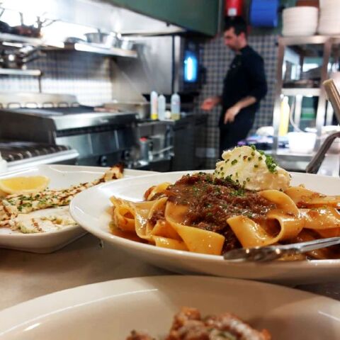 7 εστιατόρια που μας αρέσει να τρώμε στην μπάρα τους