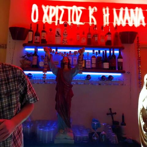 Ιούδα: το νέο wine bar της Αθήνας έχει πολύ χιούμορ