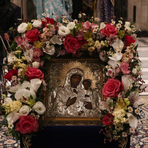 Η εικόνα της Παναγίας στολισμένη στη λειτουργία του Ακάθιστου Ύμνου