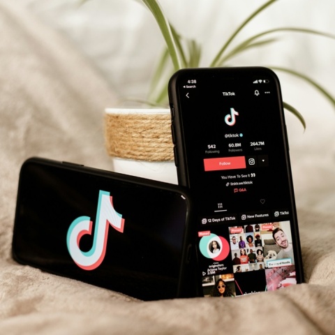Κινητά που δείχνουν την πλατφόρμα του TikTok
