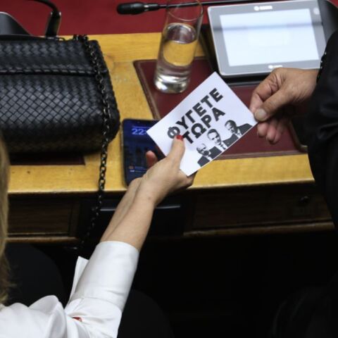 Άγνωστοι πέταξαν τρικάκια στην αρχή της ομιλίας του Κυριάκου Μητσοτάκη στη Βουλή