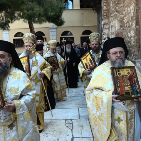 Κυριακή της Ορθοδοξίας: Ιερείς βγάζουν τις ιερές εικόνες έξω από τον ναό 