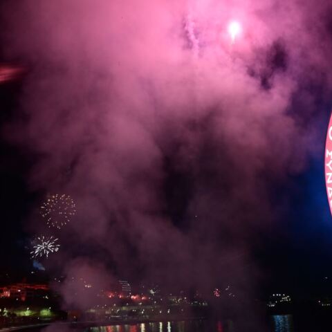 Ολυμπιακός: Έγινε η νύχτα μέρα σε Πειραιά και Ακρόπολη - Εντυπωσιακές εικόνες στην αλλαγή της ημέρας για τα 100 χρόνια των Πειραιωτών