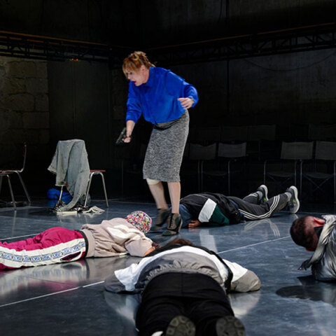 Η μέρα της φούστας: Μια παράσταση για τη μαθητική βία, που έχει εισβάλει και στη χώρα μας