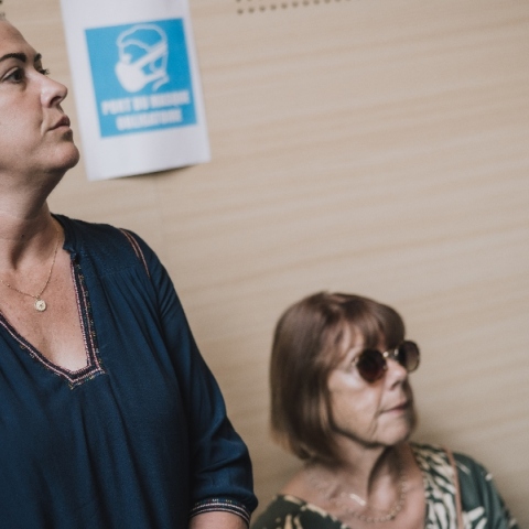 Η Ζιζέλ Πελικό με την κόρη της, στις πρώτες φωτογραφίες τους στα δικαστήρια 