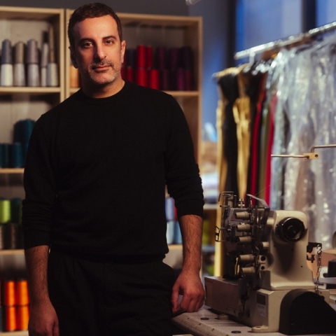 O σχεδιαστής μόδας Στέλιος Κουδουνάρης μας ξεναγεί στη δική του Αθήνα