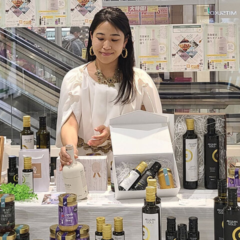 Η Κική Κόδα από την Ιαπωνία ζει στην Ελλάδα και πουλάει ελαιόλαδο και μέλι στη χώρα της