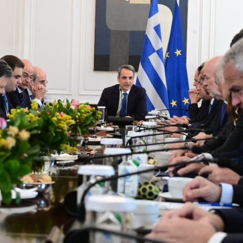 Ανασχηματισμός: Ένα νέο πολιτικό κέντρο