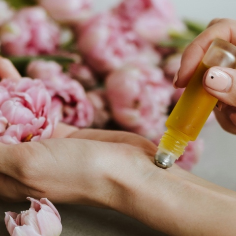 10 αρώματα που μυρίζουν υπέροχα όλη μέρα