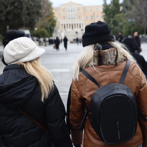 Γυναίκες ντυμένες με χοντρά, χειμωνιάτικα ρούχα