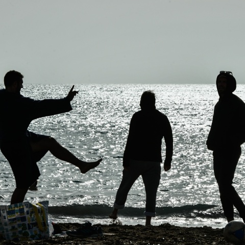 Σκιές ατόμων που βρίσκονται στην ακρογυαλιά