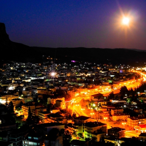 Καλαμπακα: Η πόλη του Θεού στη σκιά των βράχων