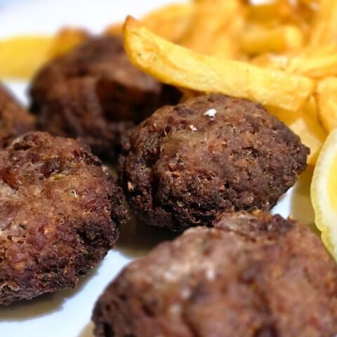 Ο κεφτές του Κατσόγιαννου στη Δραπετσώνα είναι κάτι σαν αστικός μύθος