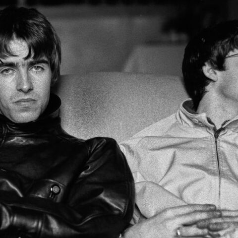 Oasis: Ο Στίβεν Νάιτ, δημιουργός του Peaky Blinders θα καταγράψει το reunion tour του βρετανικού συγκροτήματος σε μουσική ταινία