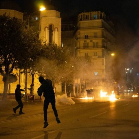 Θεσσαλονίκη: Κουκουλοφόροι επιτέθηκαν με μολότοφ σε διμοιρία των ΜΑΤ - Οι αστυνομικοί τους απώθησαν με χειροβομβίδες κρότου - λάμψης και δακρυγόνα