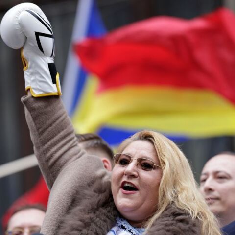 Ρουμανία: Αποκλείστηκε από τις προεδρικές εκλογές η ακροδεξιά υποψήφια Ντιάνα Σοσοάκα - Προηγήθηκε η απομάκρυνση του Καλίν Γκεοργκέσκου