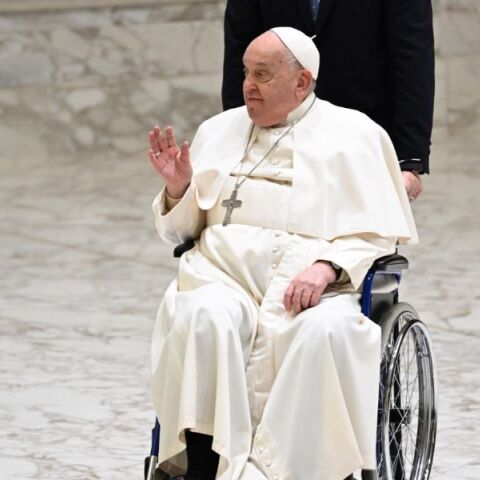 Ο πάπας Φραγκίσκος δεν σκέφτεται να παραιτηθεί, ξεκαθαρίζει το Βατικανό