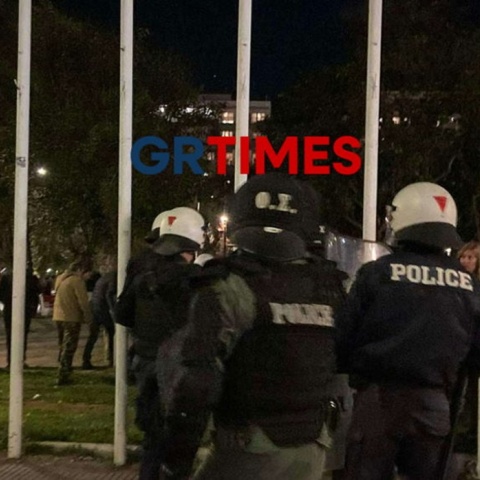 Θεσσαλονίκη: Ένταση και προσαγωγές σε διαμαρτυρία κατά παράστασης του Χρ. Ζαραλίκου