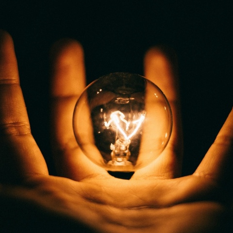 Αναμένη λάμπα σε χέρι ατόμου