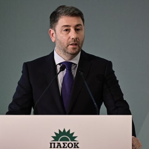 ΠΑΣΟΚ: Ας μην κάνουν τους τιμητές και τους γενναίους εκείνοι που ύψωσαν τείχος προστασίας στον Καραμανλή