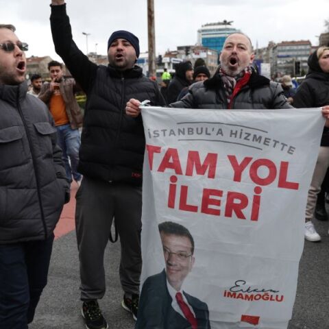 Σύλληψη Ιμάμογλου: Μεγάλη πορεία και επεισόδια στην Κωνσταντινούπολη 