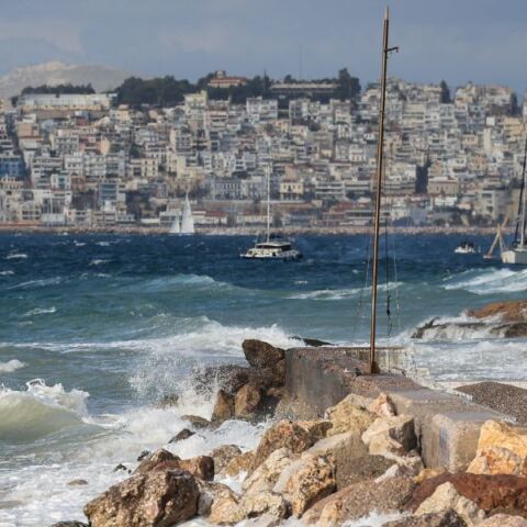 Καιρός: Ανεβαίνει η θερμοκρασία την Πέμπτη, ενώ οι ισχυροί άνεμοι επιμένουν