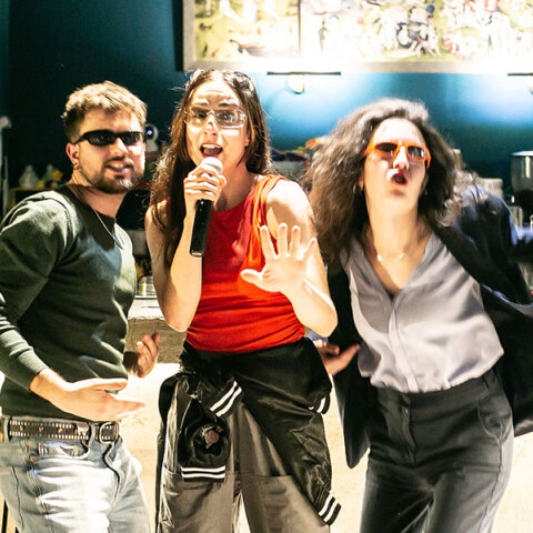 Κερδίστε προσκλήσεις για την παράσταση «Δε μιλένιαλς» στο Πάπια Bar