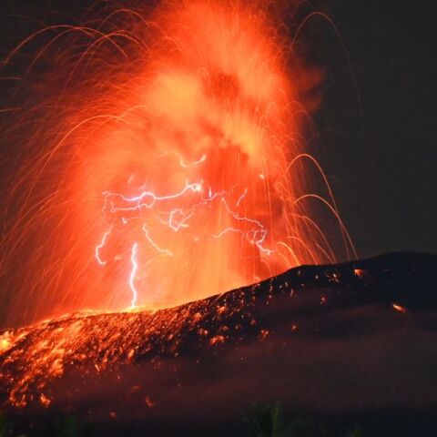 Ινδονησία: Εξερράγη το ηφαίστειο Λεβοτόμπι - Εκτόξευσε τέφρα σε ύψος 8 χιλιομέτρων