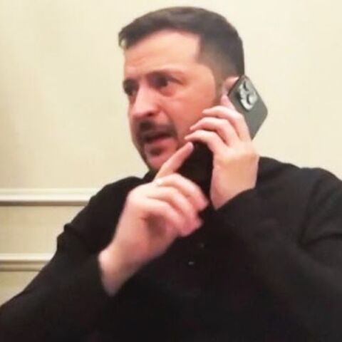 Η στιγμή που ο Μακρόν τηλεφωνεί στον Ζελένσκι κι εκείνος του το κλείνει 