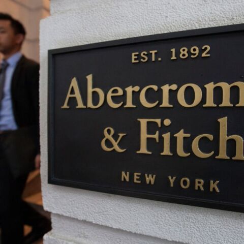 Κατηγορίες για σεξουαλική κακοποίηση κατά του πρώην διευθύνοντος συμβούλου της Abercrombie & Fitch - Περισσότεροι από 40 άνδρες κατήγγειλαν τον Μάικ Τζέφρις