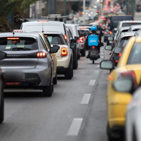 Κίνηση σε πολλούς οδικούς άξονες της Αθήνας