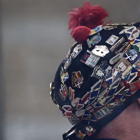 Οπαδοί της Σκωτίας έμειναν στην Αθήνα λόγω της φωτιάς στο Χίθροου