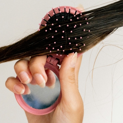 Δεν είναι η ιδέα μας: χάνουμε τα μαλλιά μας με μεγαλύτερη συχνότητα από κάθε άλλη φορά 