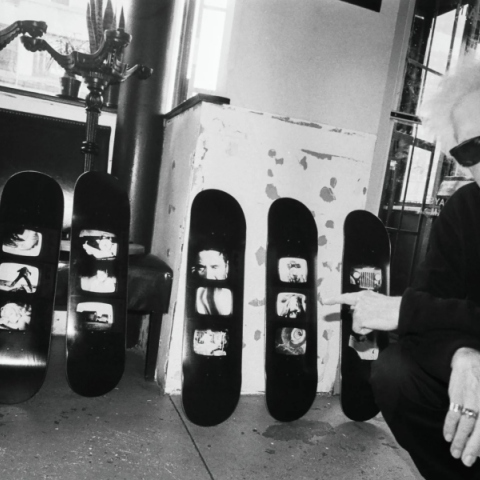 Ο Τζιμ Τζάρμους λανσάρει μια νέα σειρά σκέιτμπορντ με δικές του καλλιτεχνικές φωτογραφίες