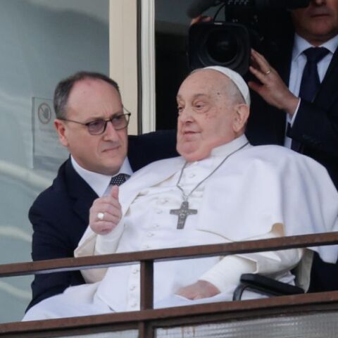  O πάπας Φραγκίσκος χαιρέτησε και ευλόγησε τους πιστούς από το νοσοκομείο Τζεμέλ 