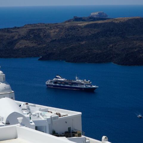 Σαντορίνη: Επιστροφή στην κανονικότητα - Έφτασε το πρώτο κρουαζιερόπλοιο