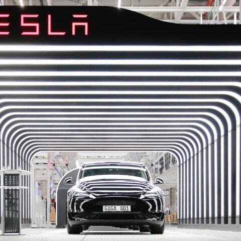 Η Tesla χάνει έδαφος στην Ευρώπη - Η πτώση των πωλήσεων της αυτοκινητοβιομηχανίας του Έλον Μασκ αγγίζει το 45% - Η κινεζική BYD την ξεπερνά σε έσοδα