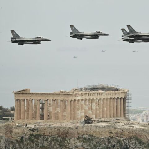 25η Μαρτίου: Εντυπωσίασαν τα μαχητικά αεροσκάφη πάνω από την Ακρόπολη