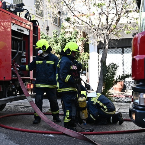 Οχήματα της πυροσβεστικής και πυροσβέστες