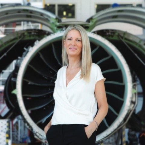 Η HR Director της ΑΕGEAN, Εμμανουέλα Καραμαλή , μπροστά απο ένα αεροπλάνο